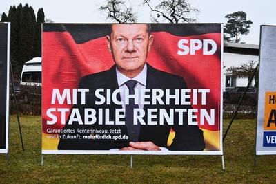 Wahlplakate zur Bundestagswahl am 23. Februar 2025. Plakat der SPD Sozial Demokratische Partei mit Bundeskanzler Olaf Sc-stock-foto