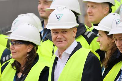 Olaf Scholz bei Geobohrung-stock-foto