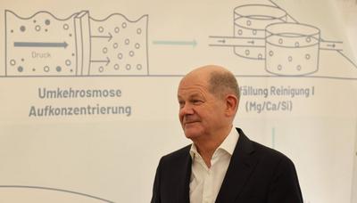 Olaf Scholz bei Geobohrung-stock-foto