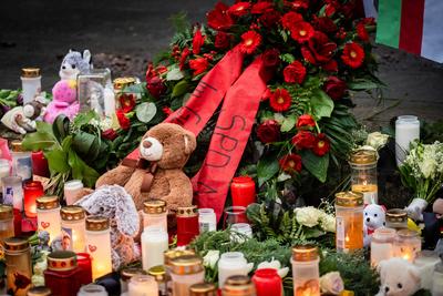 Aschaffenburg, Bavaria, Germany - 25 January 2025: An SPD mourning wreath in Sch?ntalpark, surrounded by candles, cuddly-stock-foto