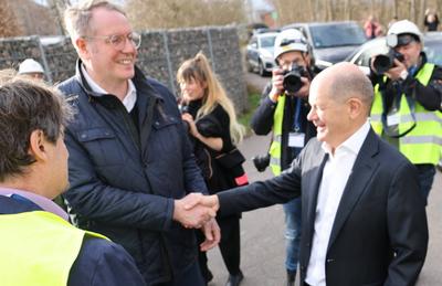 Olaf Scholz bei Geobohrung-stock-foto