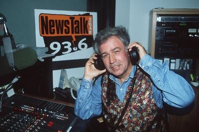 Bildnummer: 56856846  Datum: 01.05.1997  Copyright: imago/teutopressRainer Holbe (TV-Moderator) 05/97 te Mann TV Fernsehen Show Moderation grauhaarig leger Jeanshemd Weste sitzend Studio Mischpult Kopfh?rer haltend neutral Mikrophon Radio halb quer Logo News Talk Esoterik TV People Shooting xmk x0x 1997 quer  56856846 Date 01 05 1997 Copyright Imago  Rainer Holbe TV presenter 05 97 Te Man TV Television Show Moderation grauhaarig casual Denim shirt Vest seated Studio Mixer Headphones holding neutral Microphone Radio half horizontal emblem News Talk Esoteric TV Celebrities Shooting xmk x0x 1997 horizontal-stock-foto