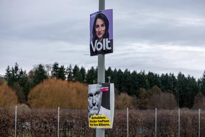 Wahlplakate von Volt und FDP - Bundestagswahlkampf 2025-stock-foto