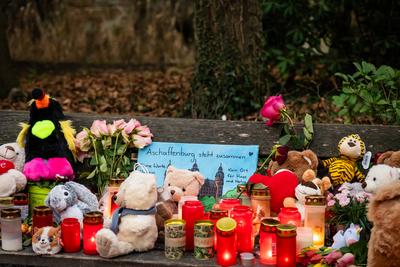 Aschaffenburg, Bavaria, Germany - January 25, 2025: A bench in Sch?ntalpark is decorated with flowers, cuddly toys and a-stock-foto