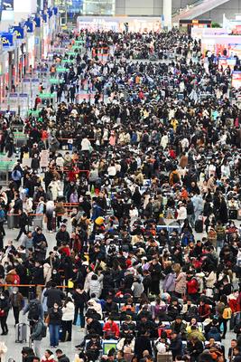 Spring Festival Travel Peak in Shanghai-stock-foto