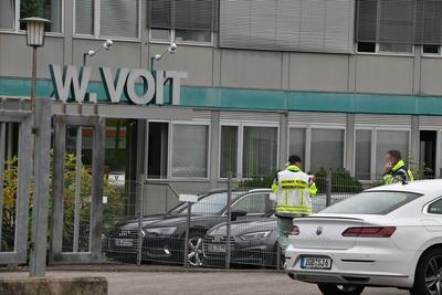 Mehrere Verletzte gibt es am Dienstag (27.7.2021) bei einem Brand im Werk der Firma Voit Automotive in St. Ingbert in de-stock-foto
