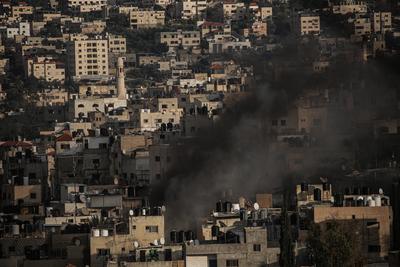 Smoke from an explosion billows as homes are demolished in Jenin refugee camp-stock-foto