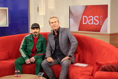 Comedien Tony Bauer zu Gast im DAS! Das Abendstudio, rechts Moderator Hinnerk Baumgarten, Fototermin am 24.1.2025 im Fer-stock-foto