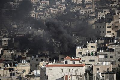 Smoke from an explosion billows as homes are demolished in Jenin refugee camp-stock-foto