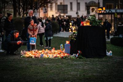 Aschaffenburg, Bavaria, Germany - January 25, 2025: In Sch?ntalpark in Aschaffenburg, people gather in silent remembranc-stock-foto