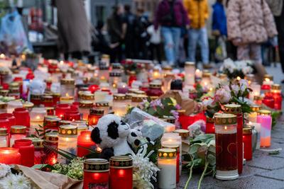 Aschaffenburg, Bavaria, Germany - January 25, 2025: Cuddly toys, candles and wreaths of flowers lie in Sch?ntal Park in-stock-foto