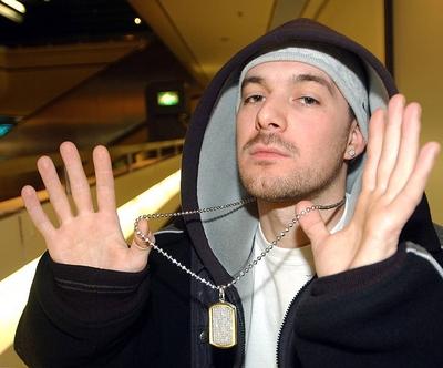 Bildnummer: 50395665  Datum: 03.03.2004  Copyright: imago/Joachim SchulzRapper Kool Savas (GER) protzt mit seinem Schmuck, Personen; 2004, Berlin, Fotoshooting , Pressetermin, Musiker, S?nger, Hip Hop , Rap, Cool, Savas Yurderi, Kette, Ketten, Halskette, Halsketten,; , quer, Kbdig, Einzelbild, close, Musik, Kunst, Deutschland, Randbild, People-stock-foto