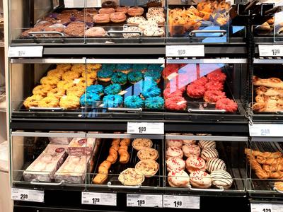REWE-Einkauf in einem Supermarkt oder Discounter-stock-foto