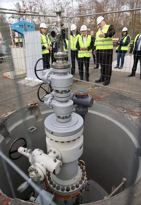 Olaf Scholz bei Geobohrung-stock-foto
