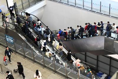 Spring Festival Travel Peak in Shanghai-stock-foto