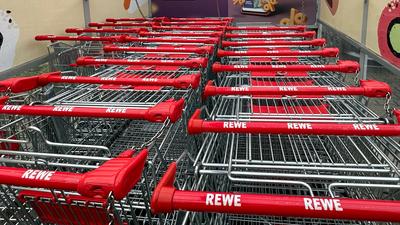 Einkaufswagen vor Rewe-Markt-stock-foto