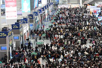 Spring Festival Travel Peak in Shanghai-stock-foto