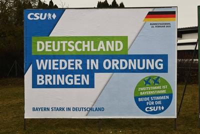Wahlplakate zur Bundestagswahl am 23. Februar 2025. Plakat der CSU Christlich Soziale Union - Deutschland wieder in Ordn-stock-photo