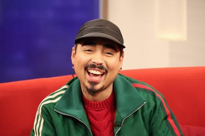 Comedien Tony Bauer zu Gast im DAS! Das Abendstudio, Fototermin am 24.1.2025 im Fernsehstudio Hamburg Lokstedt vor der S-stock-foto