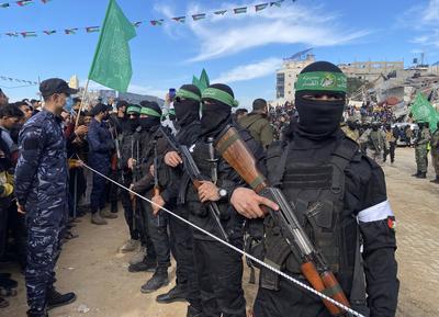 Hamas fighters secure an area in a square before handing over four Israeli hostages to a Red Cross team in Gaza-stock-foto