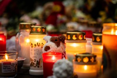 Aschaffenburg, Bavaria, Germany - January 25, 2025:In Sch?ntalpark in Aschaffenburg, grave candles burn in memory of the-stock-foto