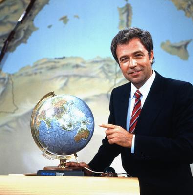 Rund um die Welt Rund um die Welt, Reisequizshow mit Rainer Holbe, Deutschland 1982, hier Holbe mit Globus, Deutschland-stock-photo