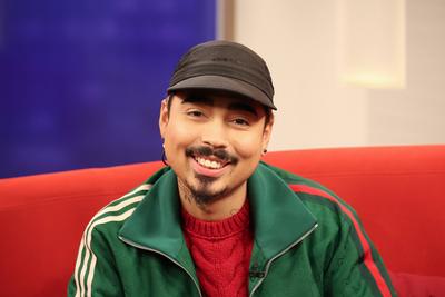 Comedien Tony Bauer zu Gast im DAS! Das Abendstudio, Fototermin am 24.1.2025 im Fernsehstudio Hamburg Lokstedt vor der S-stock-foto
