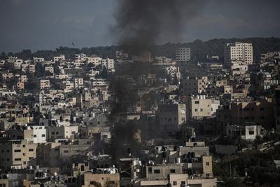 Smoke from an explosion billows as homes are demolished in Jenin refugee camp-stock-foto