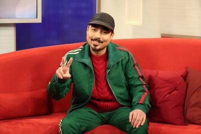 Comedien Tony Bauer zu Gast im DAS! Das Abendstudio, Fototermin am 24.1.2025 im Fernsehstudio Hamburg Lokstedt vor der S-stock-foto