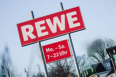 Symbolbild Logo der Supermarktkette Rewe Symbolfoto Brand Logo der Supermarkt und Lebensmittelkonzern Rewe Deutschland *-stock-foto