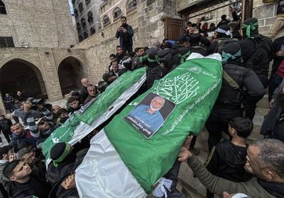 Palestinians attend the funeral of Rawhi Mushtaha, a senior Hamas official and Sami Odeh, Hamas' general security service commander, who were killed in an Israeli strike during the war, amid a ceasefire between Israel and Hamas, in Gaza-stock-foto
