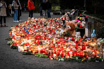Aschaffenburg, Bavaria, Germany - January 25, 2025:In Sch?ntalpark in Aschaffenburg, grave candles burn in memory of the-stock-foto