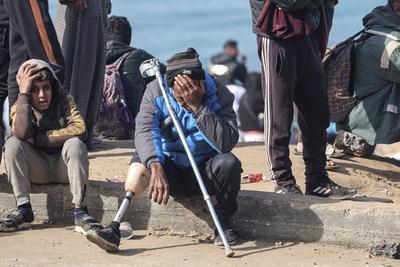 Palestinians wait to be allowed to return to their homes in northern Gaza after they were displaced to the south at Israel's order during the war, amid a ceasefire between Israel and Hamas, in the central Gaza-stock-photo