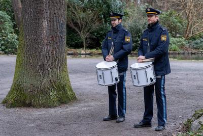 Aschaffenburg, Bavaria, Germany - January 26, 2025: Two police officers with drums take part in the memorial event in Sc-stock-foto