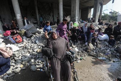 Palestinians wait to be allowed to return to their homes in northern Gaza after they were displaced to the south at Israel's order during the war, amid a ceasefire between Israel and Hamas, in the central Gaza-stock-foto