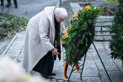 Aschaffenburg, Bavaria, Germany - January 26, 2025: Memorial service / wreath-laying ceremony in Sch?ntal Park after kni-stock-foto