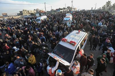 A large number of Palestinian families wait on al-Rashid Street on their way to the north following the announcement that displaced Palestinians in the southern and central governorates of Gaza-stock-photo