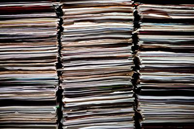 zeitungsstapel,aktenstapel,papierstapel *** stack of newspaper,file pile,paper stack frc-jw6-stock-photo