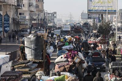 Palestinians wait to be allowed to return to their homes in northern Gaza after they were displaced to the south at Israel's order during the war, amid a ceasefire between Israel and Hamas, in the central Gaza Strip-stock-foto