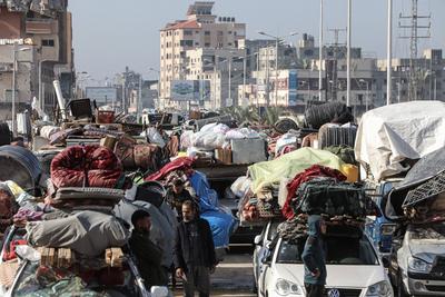 Palestinians wait to be allowed to return to their homes in northern Gaza after they were displaced to the south at Israel's order during the war, amid a ceasefire between Israel and Hamas, in the central Gaza Strip-stock-foto