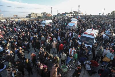 A large number of Palestinian families wait on al-Rashid Street on their way to the north following the announcement that displaced Palestinians in the southern and central governorates of Gaza-stock-photo