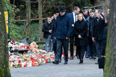 Aschaffenburg, Bavaria, Germany - January 26, 2025: Memorial service / wreath-laying ceremony in Sch?ntal Park after kni-stock-foto