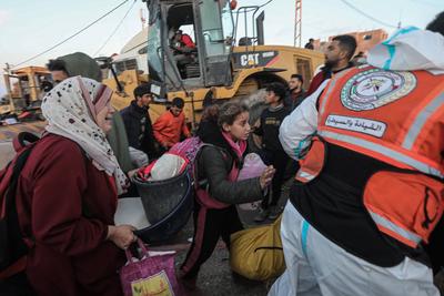 A large number of Palestinian families wait on al-Rashid Street on their way to the north following the announcement that displaced Palestinians in the southern and central governorates of Gaza-stock-photo
