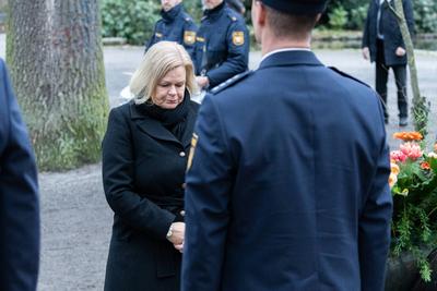 Aschaffenburg, Bavaria, Germany - January 26, 2025: Memorial service / wreath-laying ceremony in Sch?ntal Park after kni-stock-foto