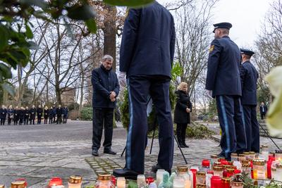 Aschaffenburg, Bavaria, Germany - January 26, 2025: Memorial service / wreath-laying ceremony in Sch?ntal Park after kni-stock-foto