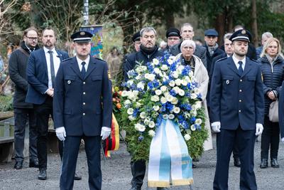 Aschaffenburg, Bavaria, Germany - January 26, 2025: Memorial service / wreath-laying ceremony in Sch?ntal Park after kni-stock-foto