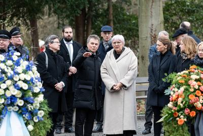 Aschaffenburg, Bavaria, Germany - January 26, 2025: Memorial service / wreath-laying ceremony in Sch?ntal Park after kni-stock-foto