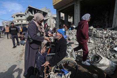 Palestinians wait to be allowed to return to their homes in northern Gaza after they were displaced to the south at Israel's order during the war, amid a ceasefire between Israel and Hamas, in the central Gaza-stock-foto