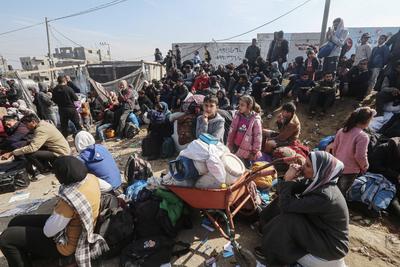 Palestinians wait to be allowed to return to their homes in northern Gaza after they were displaced to the south at Israel's order during the war, amid a ceasefire between Israel and Hamas, in the central Gaza-stock-foto