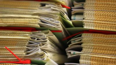 Stapel von dokumenten im archiv schlie?en *** Closing batches of documents in the archive 1069500261-stock-foto